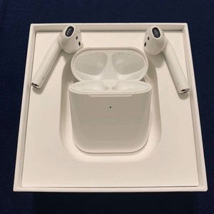 Apple AirPods (CHECK TOP COMMENT)